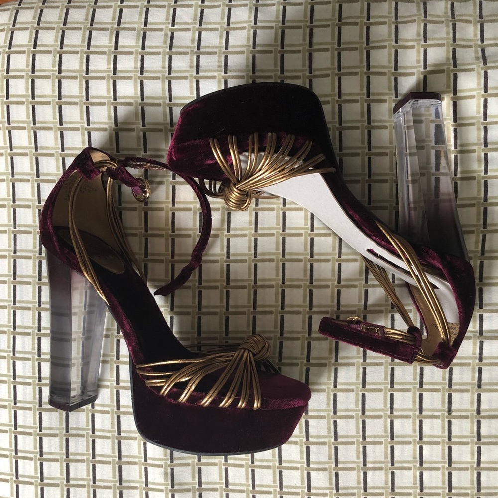 Platform acrylic heel with with burgundy velvet